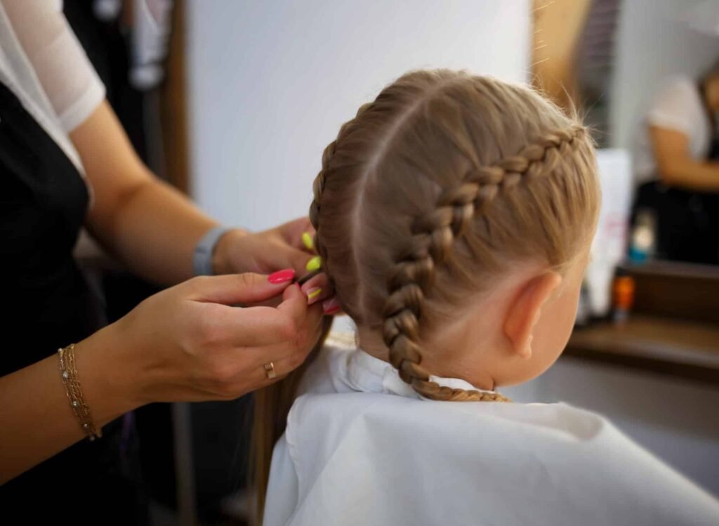 portrait-of-a-little-girl-in-a-hairdressing-salon